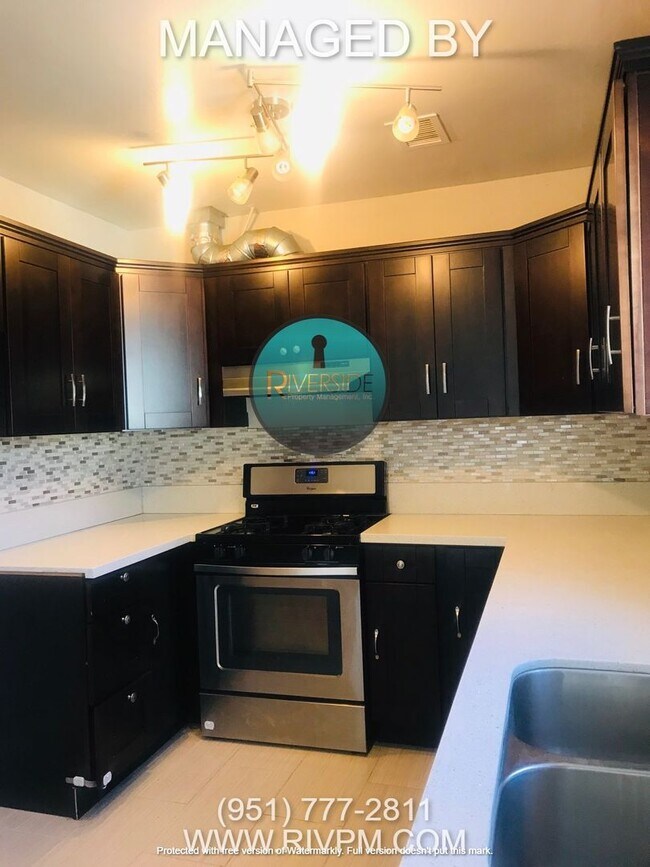 Foto del edificio - Coming soon!!!Beautifully updated Wood Str...