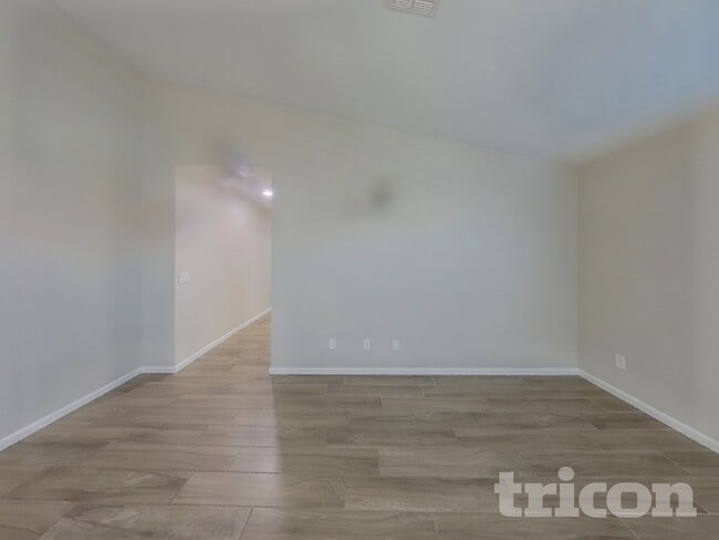 Building Photo - 2854 E Roeser Rd