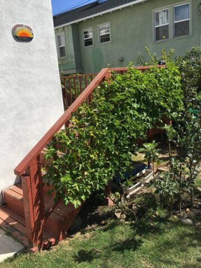 Private entry & raised deck - 2013 S West View St