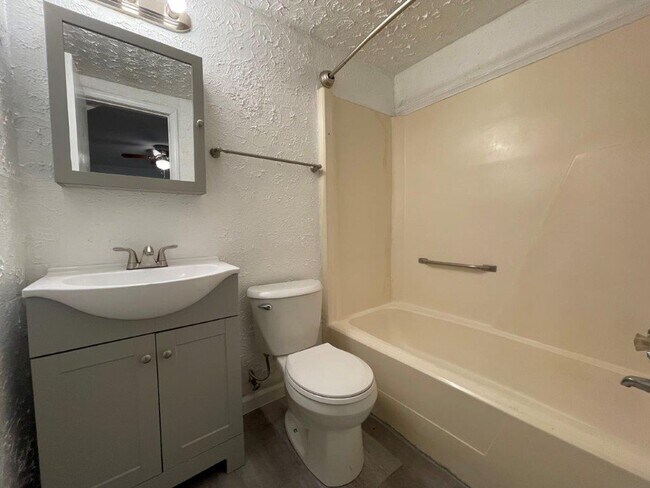 Foto del edificio - 1 bed downstairs unit with courtyard, laundry access,brand new appliances, paint and flooring, in...