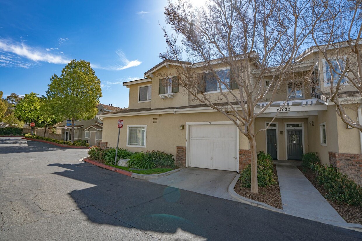 Foto principal - 2 Bedroom Townhome in Santa Clarita!