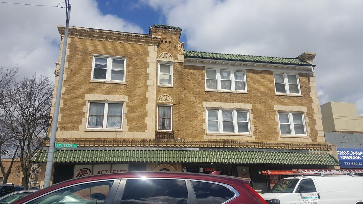 Primary Photo - 2820 W Peterson Ave