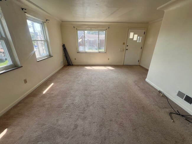 Building Photo - 1121 Clippert St