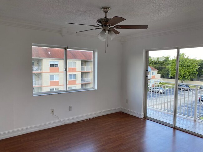 Foto del edificio - 18870 NW 57th Ave