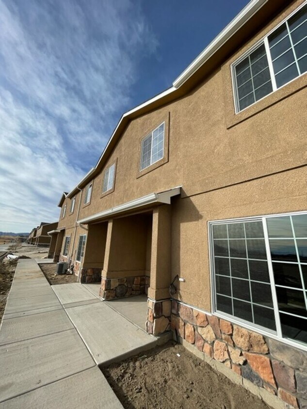 PRACTICALLY NEW 3 Bedroom Townhome - PRACTICALLY NEW 3 Bedroom Townhome