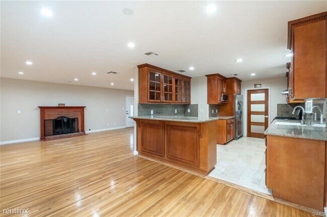 Building Photo - 3 br, 2 bath House - 7535 Chimineas Ave