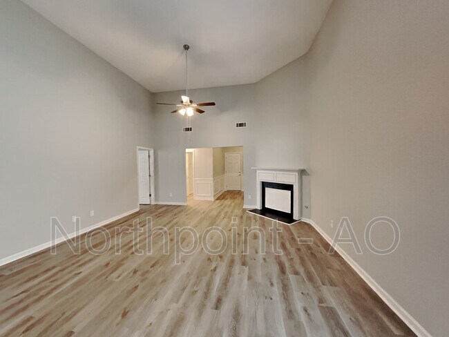 Building Photo - 4394 Estate St