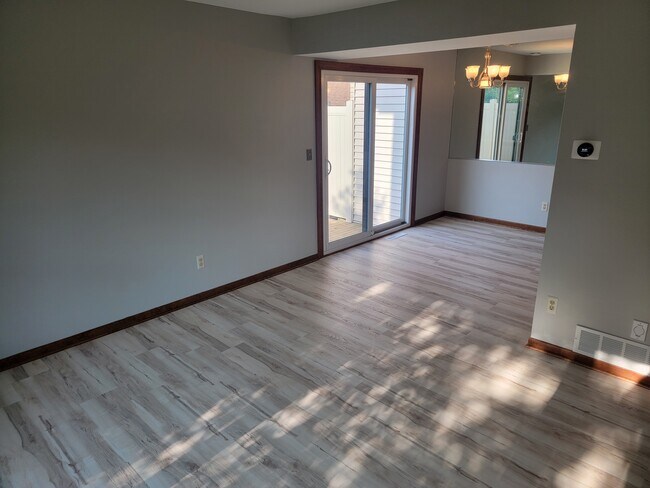 Foto del edificio - 224 E Woodlawn Rd