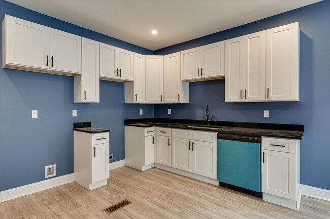 Building Photo - 1605 Dodds Ave