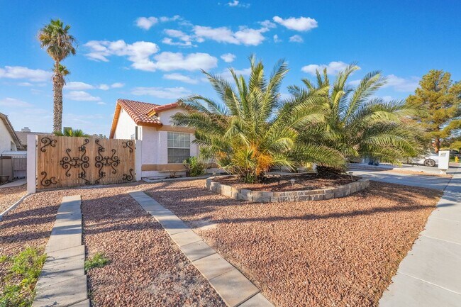 Building Photo - Charming 3-Bedroom Home with Pool in Prime...