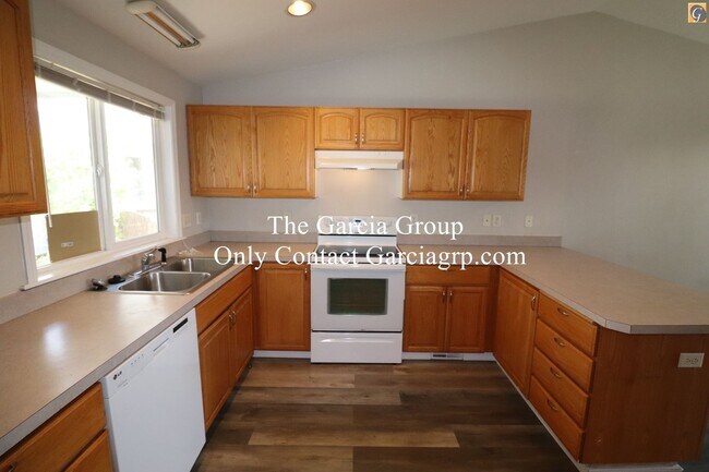 Building Photo - Recently Renovated 3 bed 2 bath NE Home!