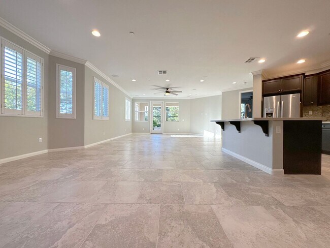 Building Photo - Single-Family Home - 4 Bed + 3 Bath in Lak...