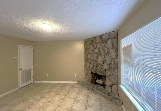 Sala de estar - 1012 Seville Ave