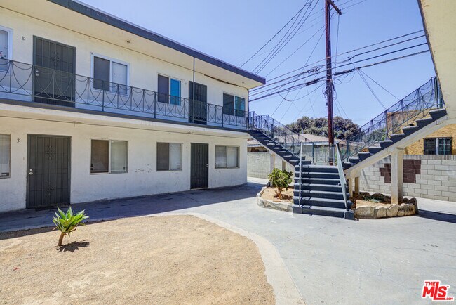 Foto del edificio - 5493 Atlantic Ave
