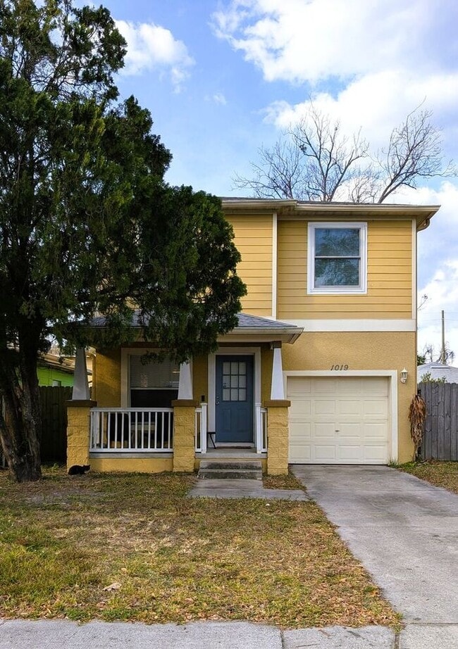 In the Heart of Down Town Orlando, 3 bedrooms house with lawn care service included - In the Heart of Down Town Orlando, 3 bedrooms house with lawn care service included