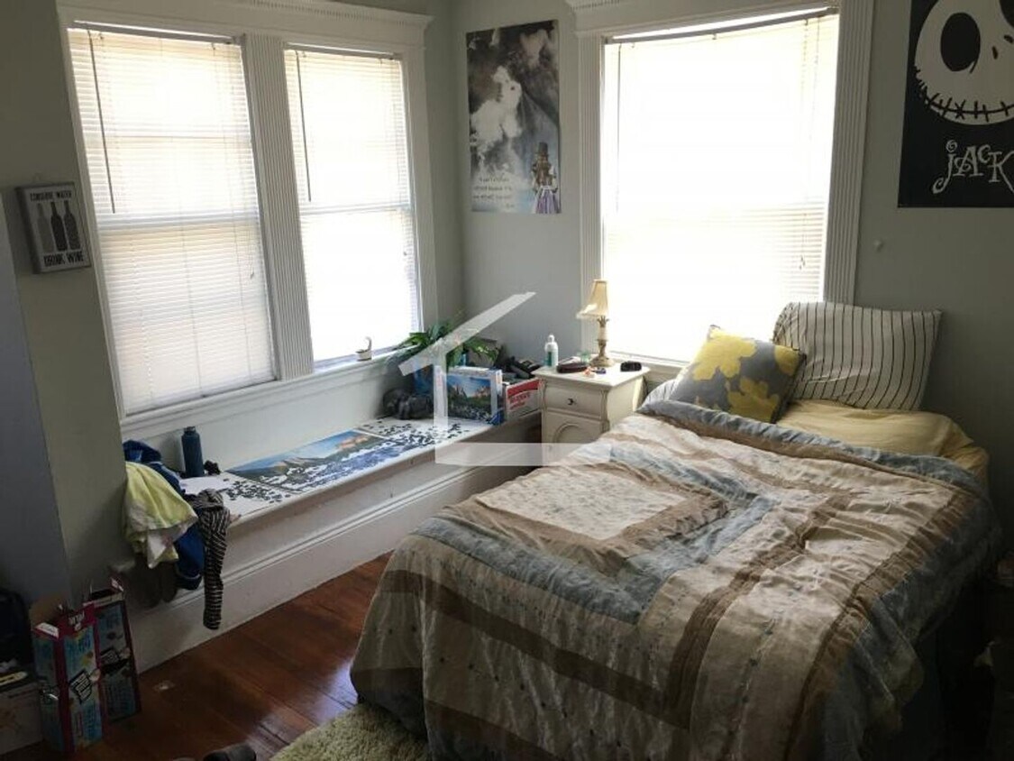 Brighton 3-bed/1-bath; Great Location on the B Line! - Brighton 3-bed/1-bath; Great Location on the B Line!