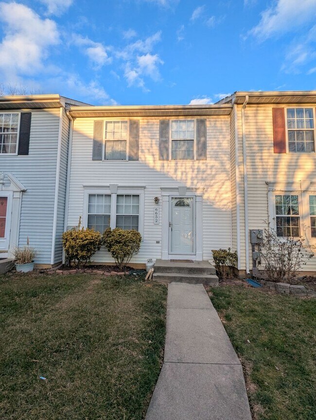 Foto del edificio - Well maintained townhouse in Robin Meadows Community with updated features available mid January!