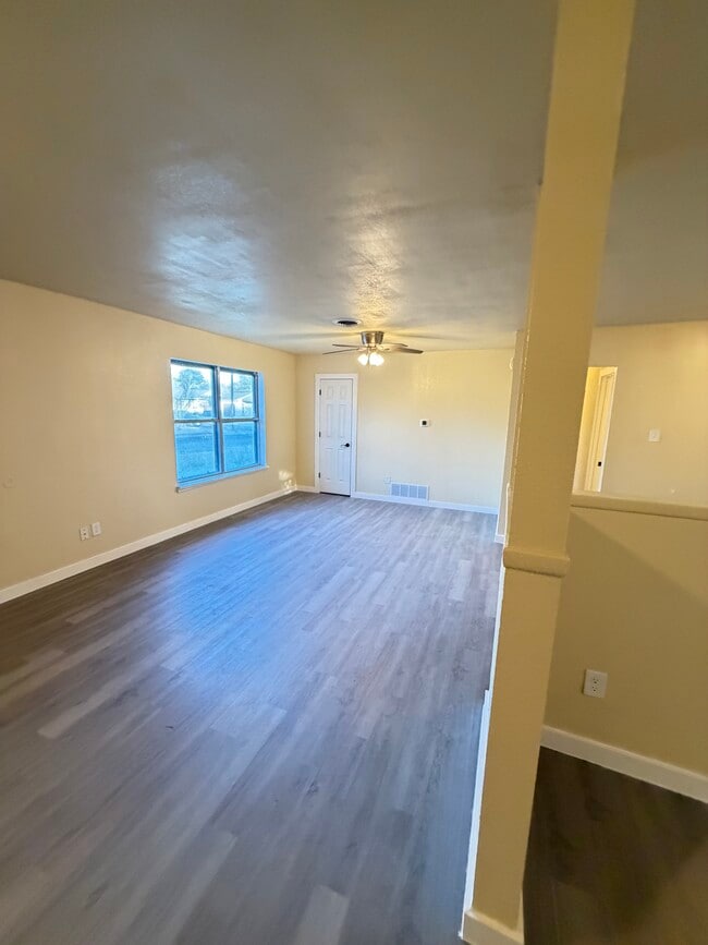 Building Photo - 903 Curry Ave