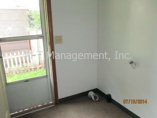 Building Photo - 3011 N Cedar St