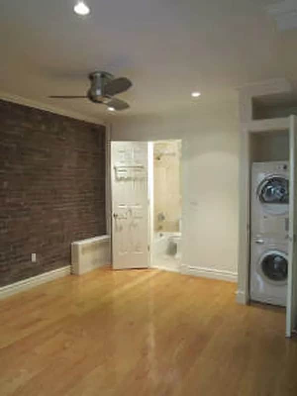 Building Photo - 420 E 8th St