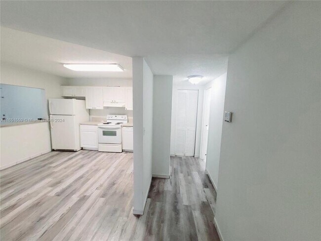 Building Photo - 2 bedroom in Pembroke Pines FL 33023