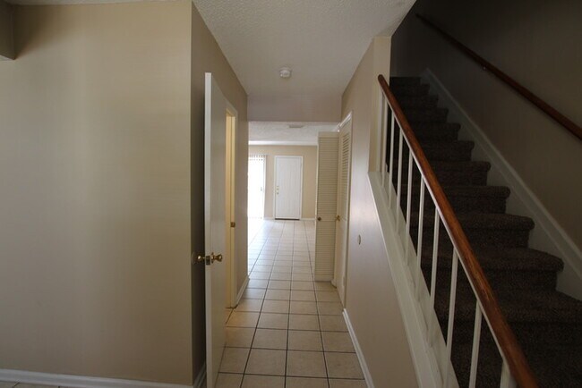 Building Photo - Available Now! Beautiful 3 bedroom 1.5 bat...