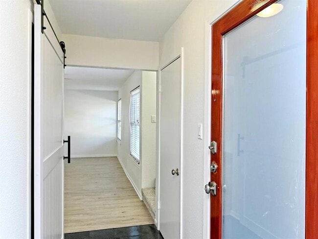 Building Photo - 6911 Thorncliffe Dr