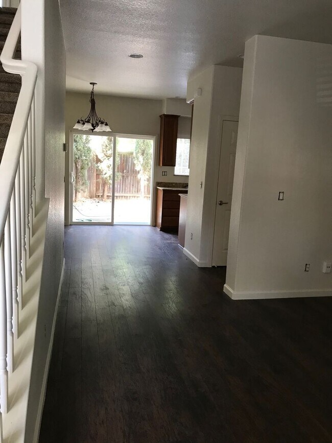 Foto del edificio - 4 Bedroom Home Close to Gym and Shopping-$...