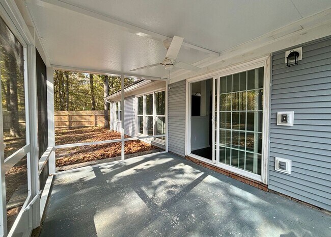 Building Photo - Move In Ready~ Beautiful 4 BR Home Available in Dorchester 2 School District!