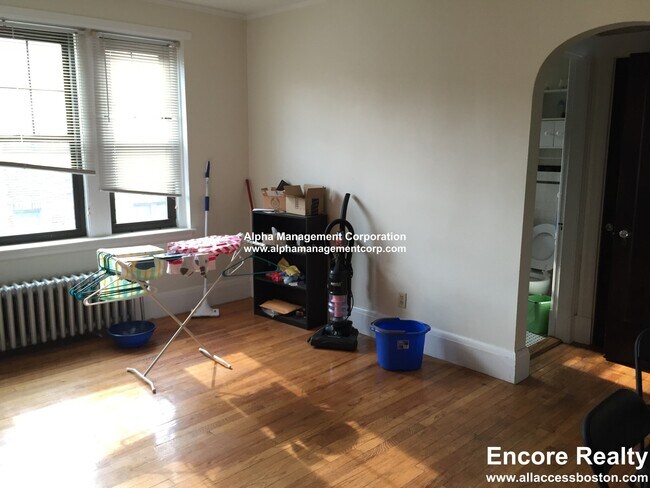 Building Photo - 349 Pleasant St