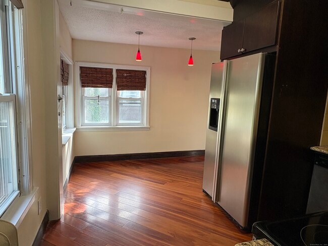 Foto del edificio - 20 Quaker Ln S