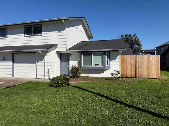 Foto del edificio - New 2 bed 1 1/2 bath duplex in Springfield!