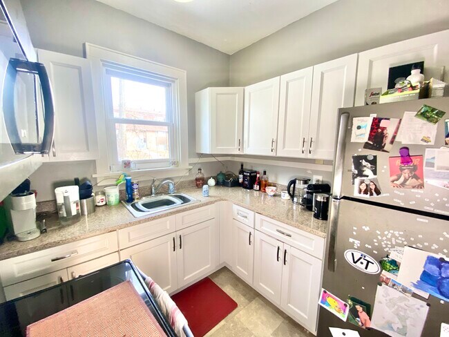 Kitchen - 304 S Summit St