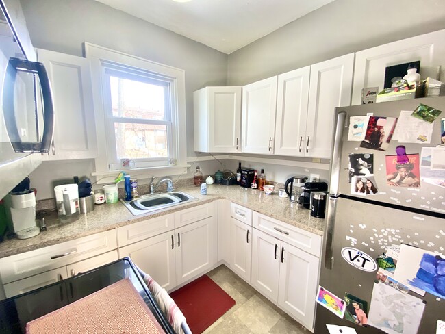 Kitchen - 304 S Summit St