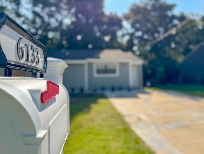 Foto del edificio - 6133 Greenon Ln