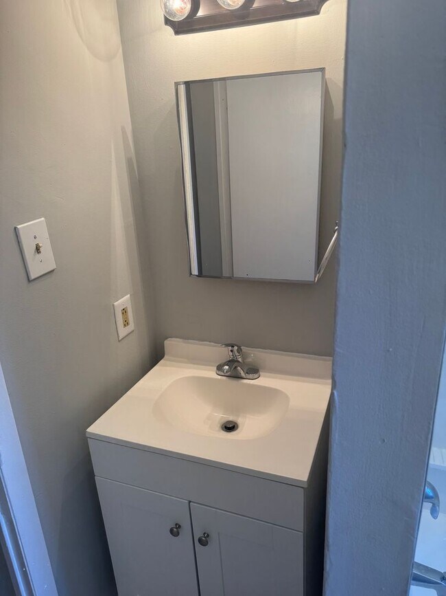 Foto del edificio - Recently Renovated 1 Bedroom/ 1 Bathroom Apartment -- Ready For Move-In!
