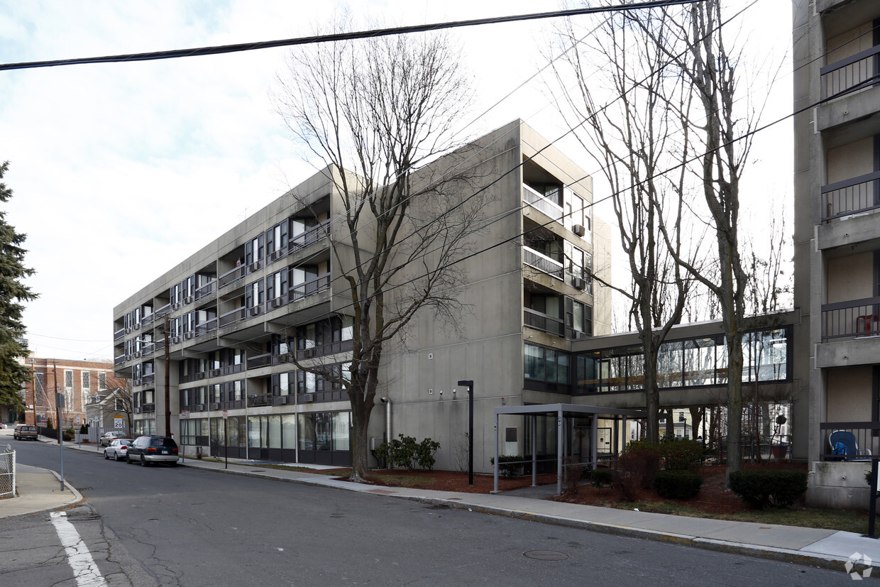 Foto del edificio - Daniel F Burns Apartments