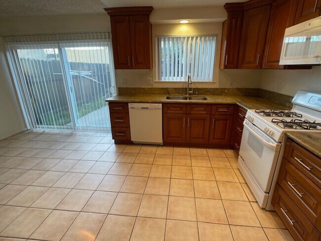 Foto del edificio - Moorpark 3 bed 2.5 bath Townhome close to Moorpark College