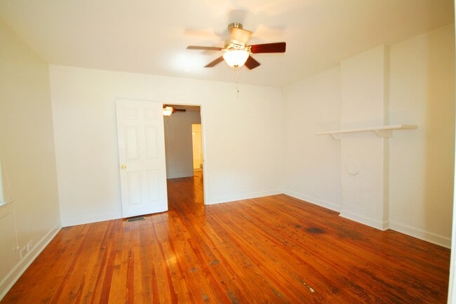 Foto del edificio - Adorable Renovated Duplex in Walltown with ALL Appliances - Large Fenced Yd!