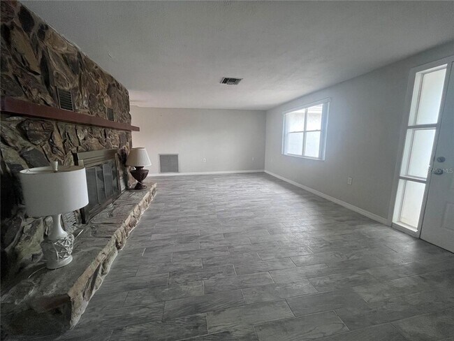 Foto del edificio - 13632 Stacey Dr