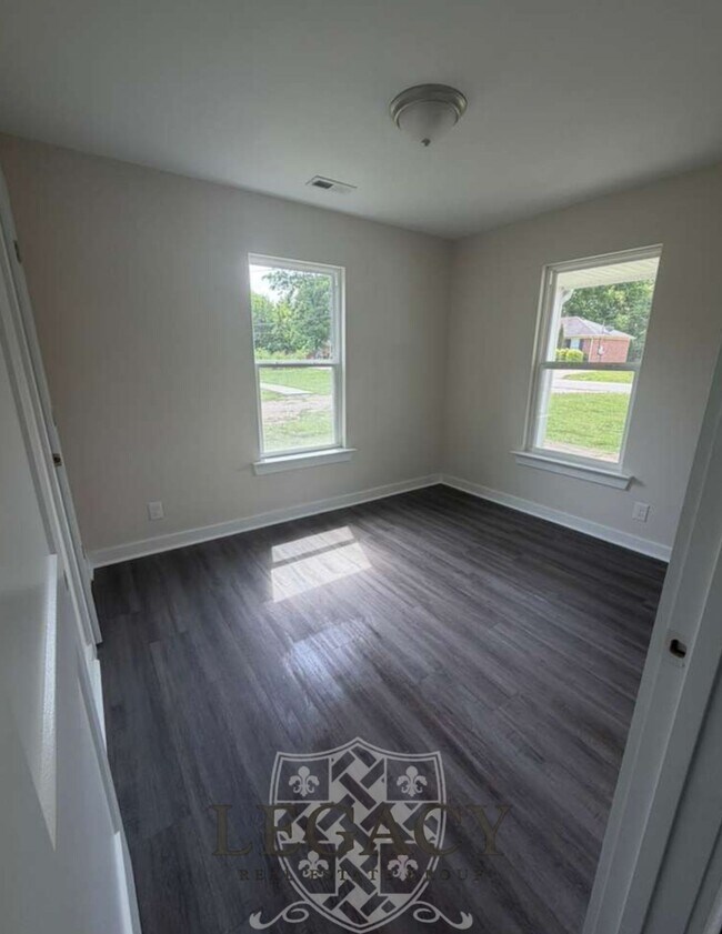 Building Photo - 214 W Lokey Ave