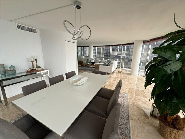 Building Photo - 2025 Brickell Ave