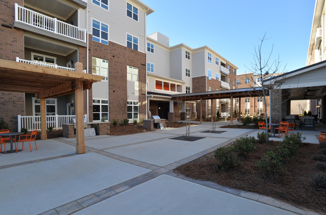 Un hermoso patio comunica los 2 edificios. - MainStreet Breckinridge | 62+ Active Adults