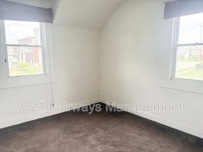 Building Photo - 877 Vankirk St