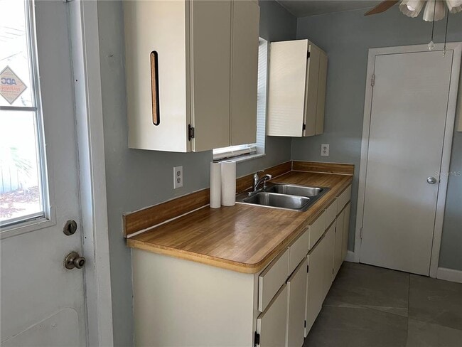 Foto del edificio - 21130 Gladis Ave