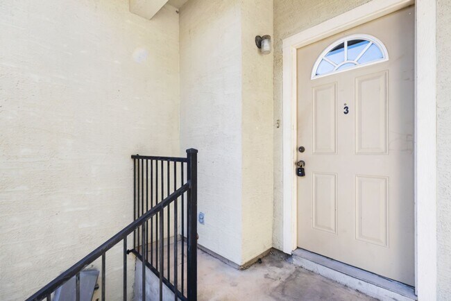 Foto del edificio - Charming Home Awaits: Spacious & Modern Li...