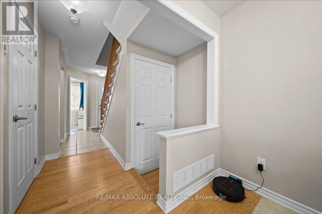 Building Photo - 543 Foxlight Cir