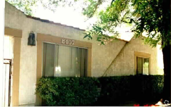 Foto principal - 8407 Lindley Ave
