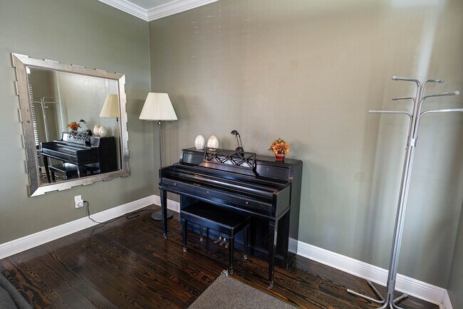 Building Photo - Cozy Midtown 3 Bed / 2 Bath Retreat!