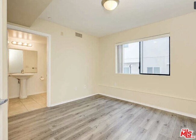 Foto del edificio - 6815 Baird Ave